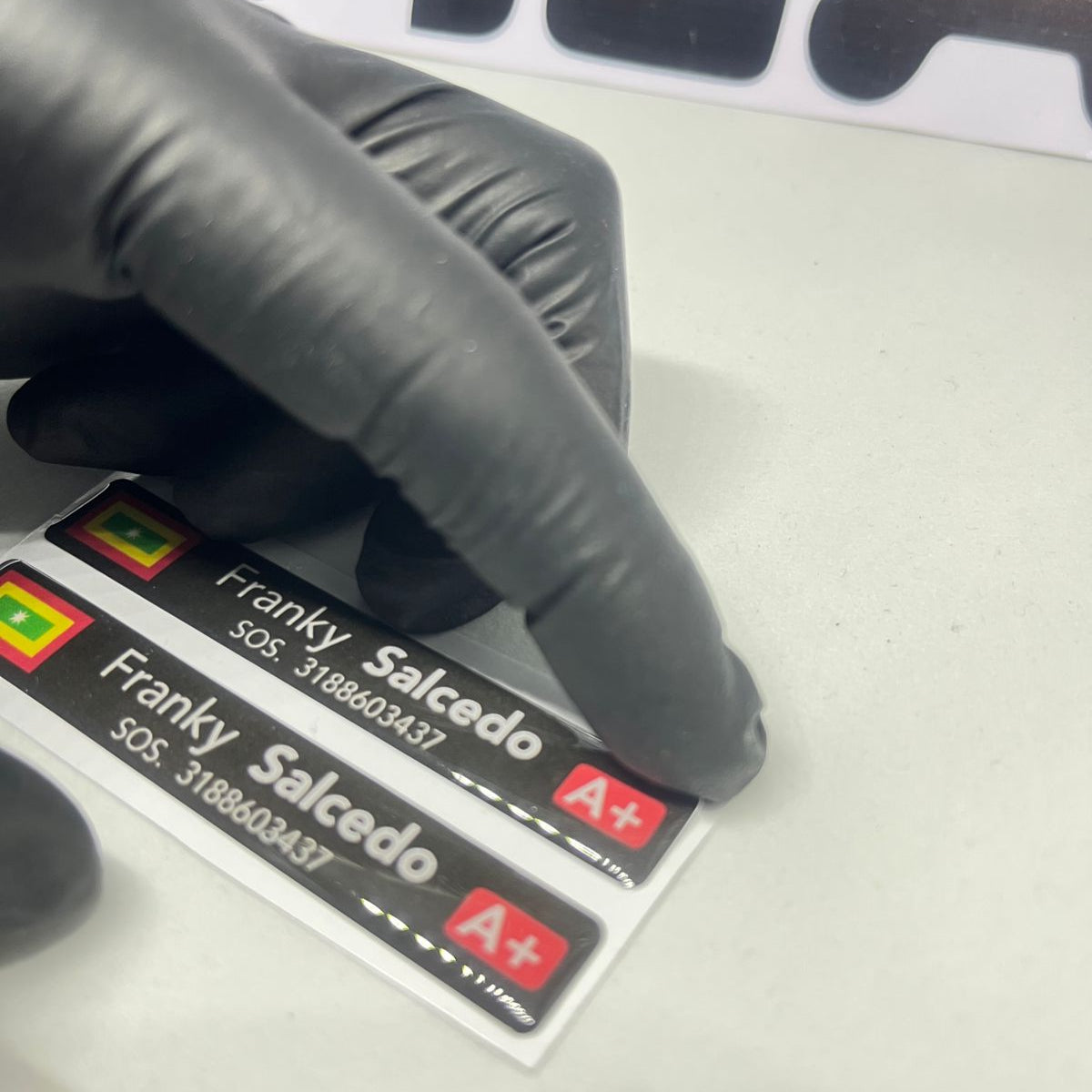 Stickers en vinilo RESINADO. Versión SOS. Pack de 2 GRANDES + 2 PEQUEÑOS.