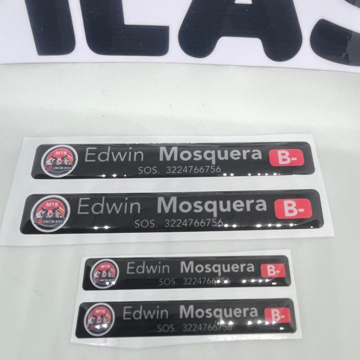 Stickers en vinilo RESINADO. Versión SOS. Pack de 2 GRANDES + 2 PEQUEÑOS.