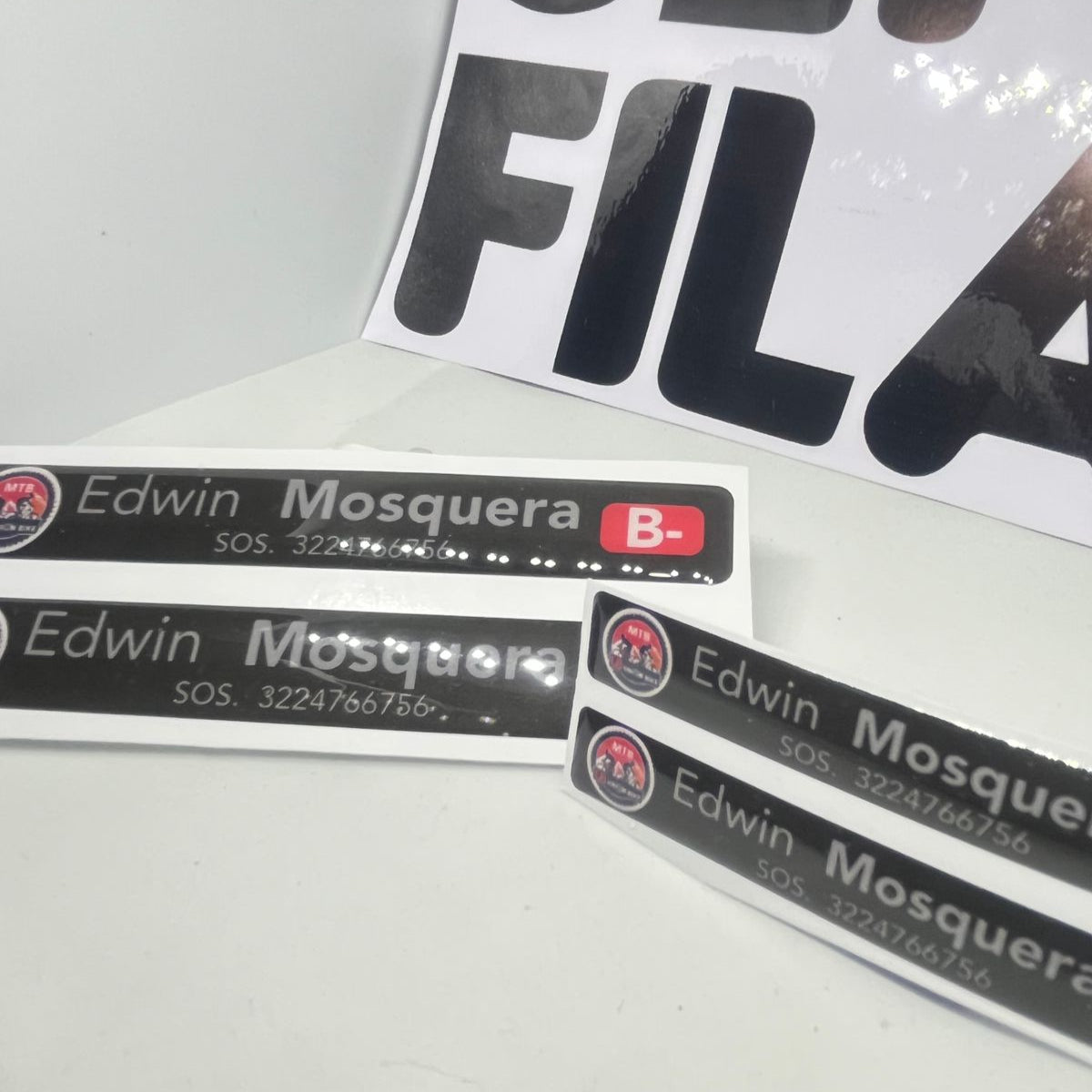 Stickers en vinilo RESINADO. Versión SOS. Pack de 2 GRANDES + 2 PEQUEÑOS.