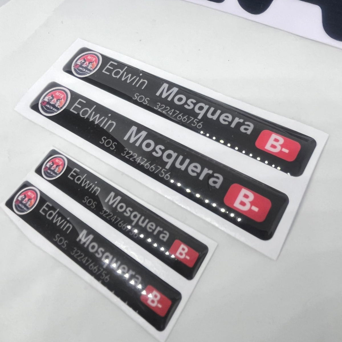 Stickers en vinilo RESINADO. Versión SOS. Pack de 2 GRANDES + 2 PEQUEÑOS.