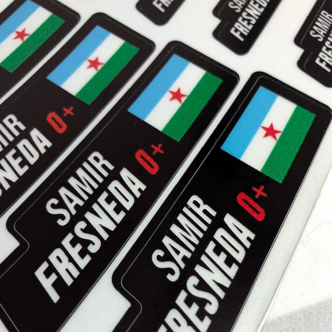 Stickers en Vinilo LAMINADO REFLECTIVO. Diferentes versiones. Pack 8 GRANDES + 8 PEQUEÑOS.