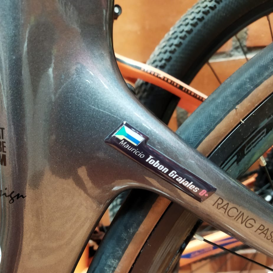 Stickers en vinilo RESINADO. Versión PRO. Pack de 2 GRANDES + 2 PEQUEÑOS.